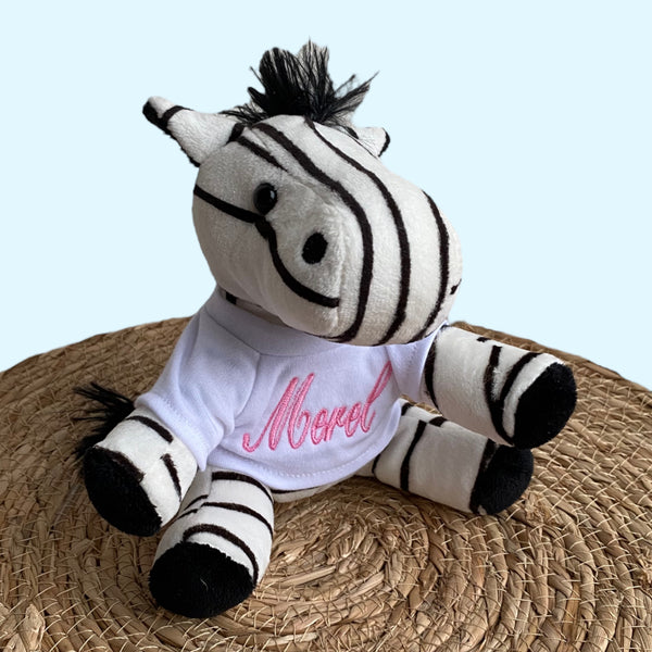 Kraamcadeau, geboorteknuffel Zebra met los shirt. Op het shirt wordt met roze of blauw garen de naam en geboortedatum van de baby geborduurd. Indien u andere tekst geborduurd wilt hebben kan dat ook.