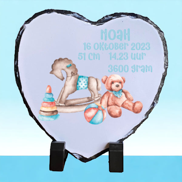 Keramiek tegeltje bedrukt met een beertje, een hobbelpaard en ander speelgoed . Ook worden de naam en de geboorte gegevens van de baby op de tegel gedrukt. De tegel van 15 cm * 15 cm is ook verkrijgbaar in leisteen of een leisteen hart. Super als kraamcadeautje.