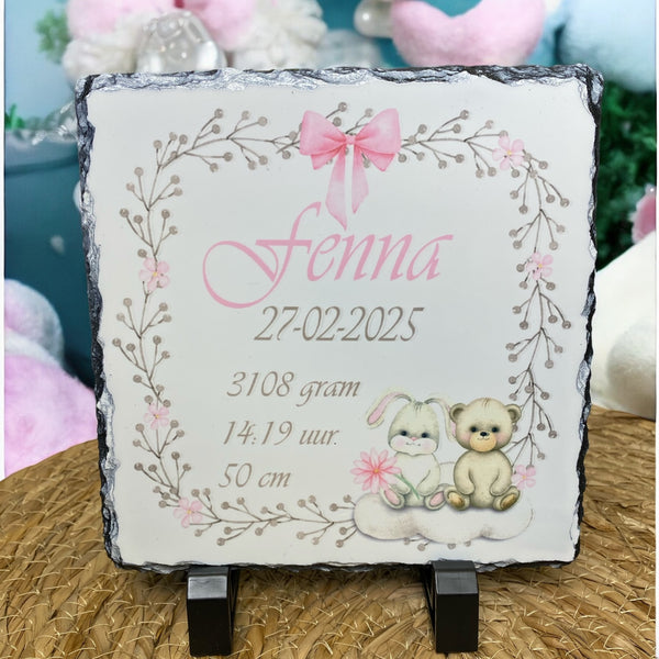Keramiek of leisteen tegeltje bedrukt met de naam en geboorte gegevens van de nieuwe baby in een takken frame met een lief konijntje en beertje. Verkrijgbaar in Blauw, Roze en Neutrale kleur. Echt een origineel kraamcadeautje.