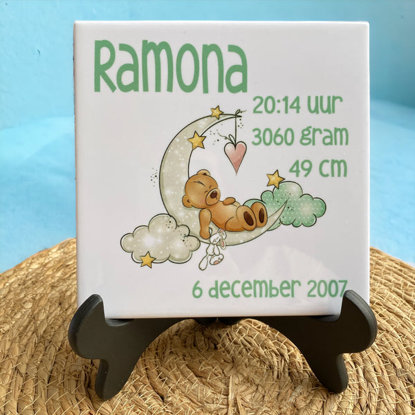 Uniek Kraamcadeautje, bedrukte geboortetegel met naam en geboorte gegevens van de baby met een plaatje van een beertje liggend op de maan. De tekst is of in groen of in roze bedrukt.