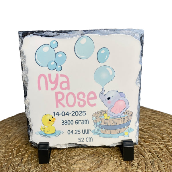 Keramiek tegeltje met de naam en geboortegegevens van de baby en voorzien van een badderend olifantje. De naam en de oren van de olifant worden bedrukt  in roze of blauw. De tegel van 15 cm * 15 cm is ook verkrijgbaar in leisteen of een leisteen hart