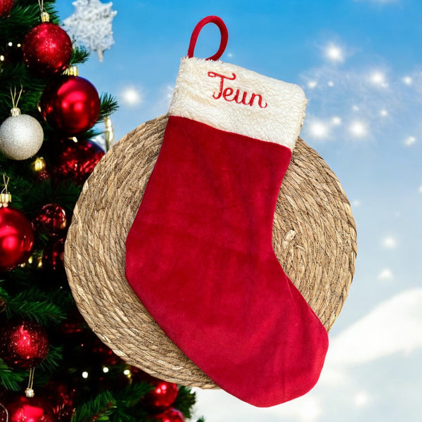 Maak de kerstversiering compleet met gepersonaliseerde kerstsokken. Kerstsokken kunnen aan de open haard of ergens anders in huis worden opgehangen. De kerstsokken van SaZuDesigns zijn handgemaakt en kunnen worden voorzien van een geborduurde naam.