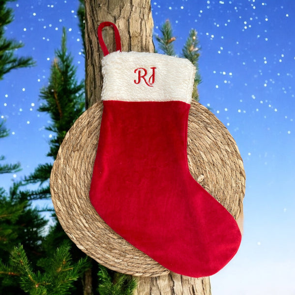 Maak de kerstversiering compleet met gepersonaliseerde kerstsokken. Kerstsokken kunnen aan de open haard of ergens anders in huis worden opgehangen. De kerstsokken van SaZuDesigns zijn handgemaakt en kunnen worden voorzien van een geborduurde naam.