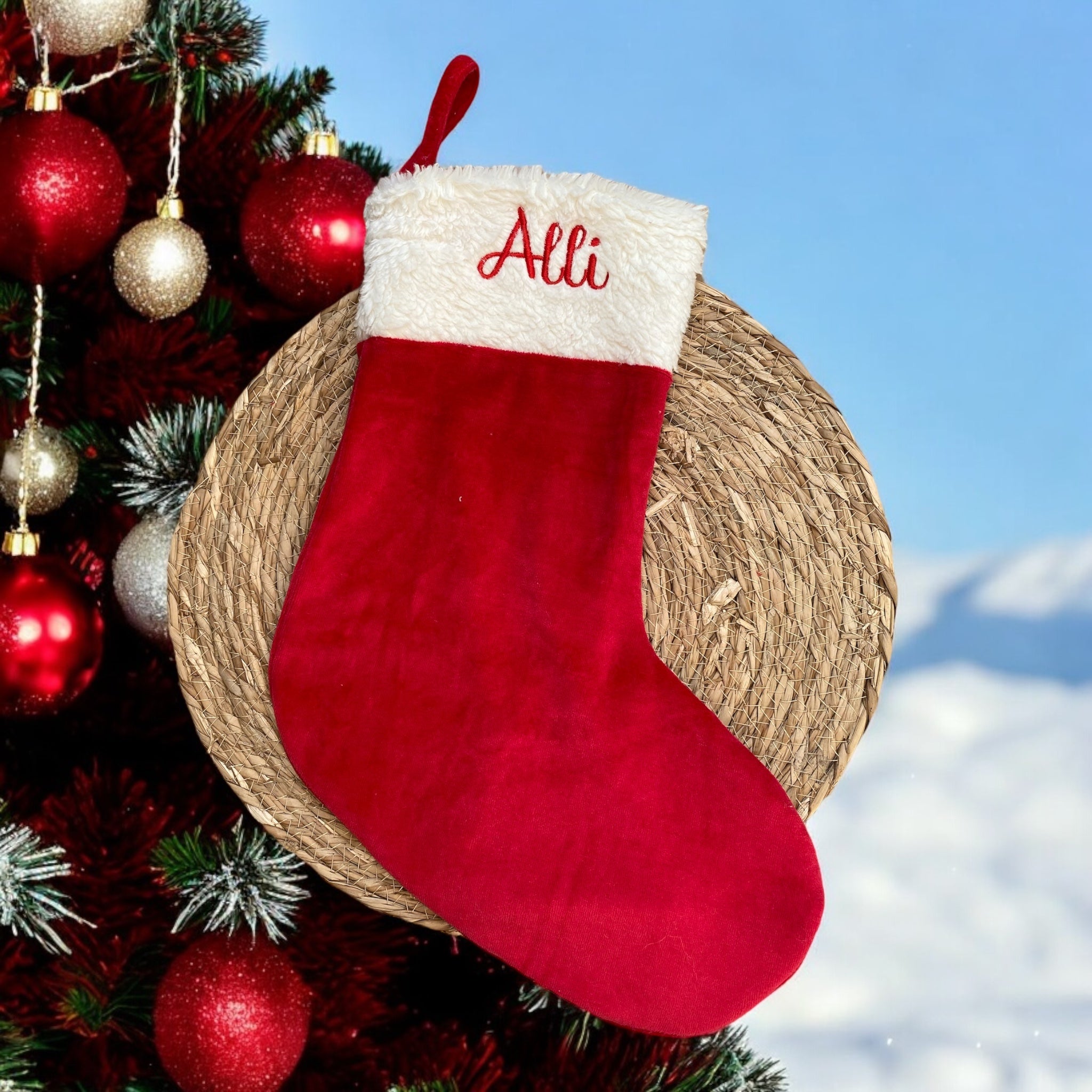 Maak de kerstversiering compleet met gepersonaliseerde kerstsokken. Kerstsokken kunnen aan de open haard of ergens anders in huis worden opgehangen. De kerstsokken van SaZuDesigns zijn handgemaakt en kunnen worden voorzien van een geborduurde naam.