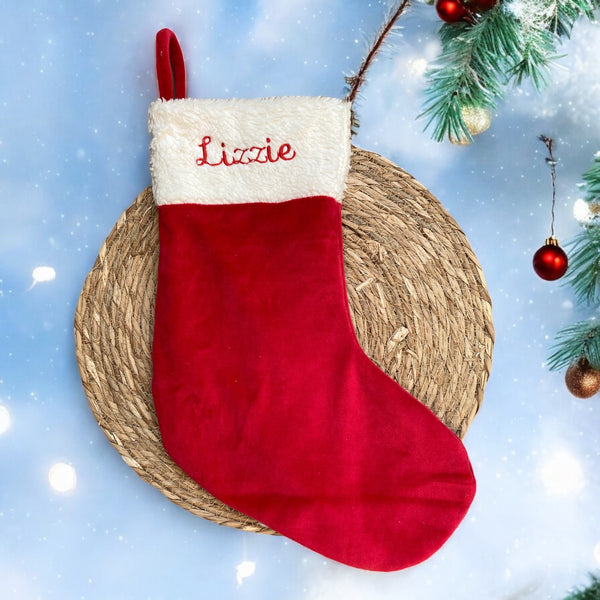 Maak de kerstversiering compleet met gepersonaliseerde kerstsokken. Kerstsokken kunnen aan de open haard of ergens anders in huis worden opgehangen. De kerstsokken van SaZuDesigns zijn handgemaakt en kunnen worden voorzien van een geborduurde naam.
