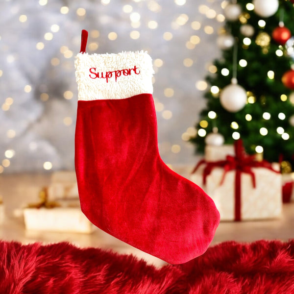 Maak de kerstversiering compleet met gepersonaliseerde kerstsokken. Kerstsokken kunnen aan de open haard of ergens anders in huis worden opgehangen. De kerstsokken van SaZuDesigns zijn handgemaakt en kunnen worden voorzien van een geborduurde naam.