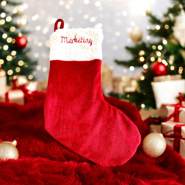 Maak de kerstversiering compleet met gepersonaliseerde kerstsokken. Kerstsokken kunnen aan de open haard of ergens anders in huis worden opgehangen. De kerstsokken van SaZuDesigns zijn handgemaakt en kunnen worden voorzien van een geborduurde naam.