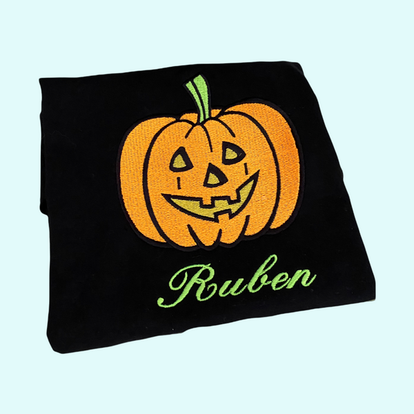 Halloween is een trend die langzaam aan naar Nederland overwaait. Hoe leuk is voor uw kind om dit gepersonaliseerde pompoen shirt aan te trekken? De pompoen is geborduurd met fluoriserend garen.