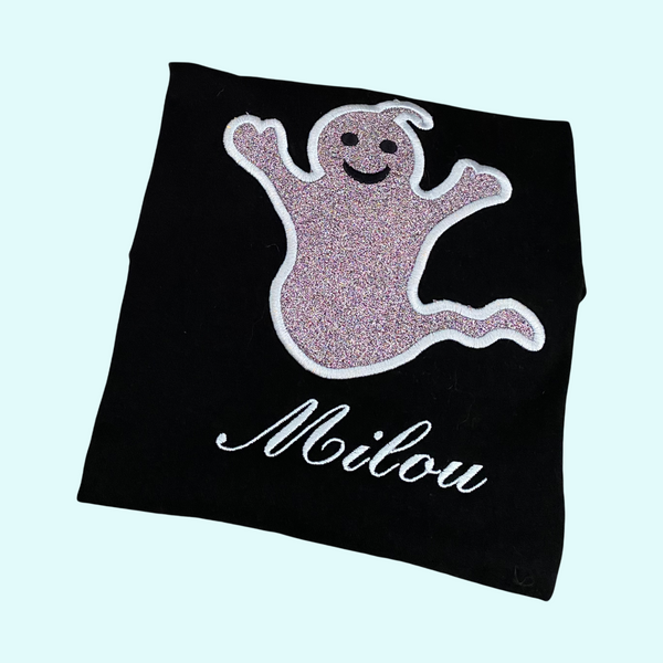 Halloween is een trend die langzaam aan naar Nederland overwaait. Hoe leuk is voor uw kind om dit gepersonaliseerde Spook shirt aan te trekken? Het super lief uitziende spookje is met glitter vinyl op het shirt geborduurd.