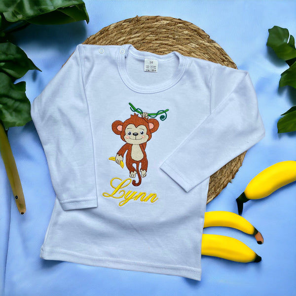 Kindershirt met geborduurde naam en een schattig aapje. Een leuk shirt voor alle apenkoppen onder de kinderen. Uw kind zal zich apentrots voelen in dit te leuke gepersonaliseerde apenshirt.