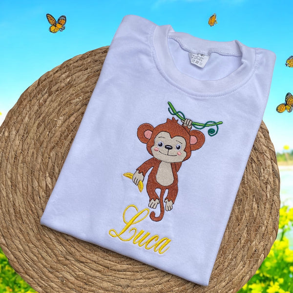 Kindershirt met geborduurde naam en een schattig aapje. Een leuk shirt voor alle apenkoppen onder de kinderen. Uw kind zal zich apentrots voelen in dit te leuke gepersonaliseerde apenshirt.