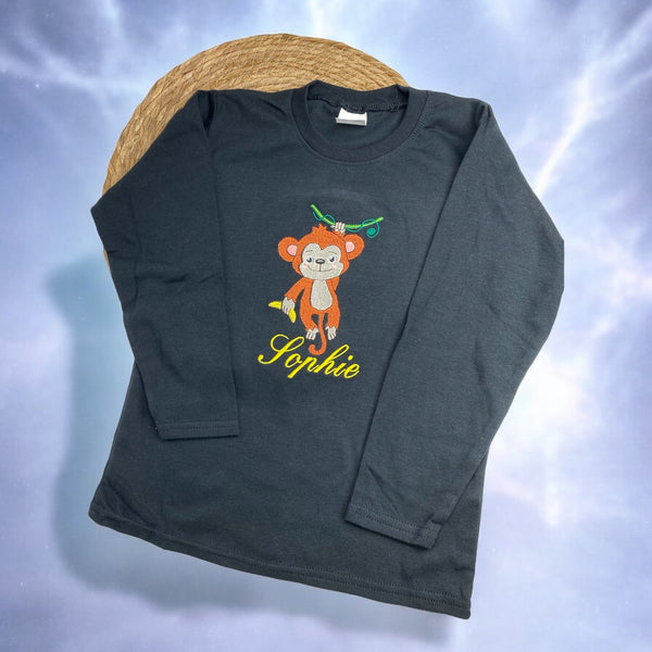 Kindershirt met geborduurde naam en een schattig aapje. Een leuk shirt voor alle apenkoppen onder de kinderen. Uw kind zal zich apentrots voelen in dit te leuke gepersonaliseerde apenshirt.