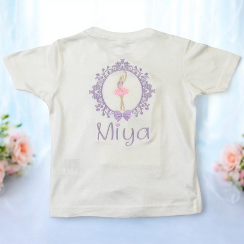 Is uw kind gek van ballet? Dan is dit leuke shirtje met ballerina wellicht voor u. Onder de ballerina kan de naam van uw kind worden geborduurd. Uw kind zal dit gepersonaliseerde en geborduurde shirt met trots dragen.