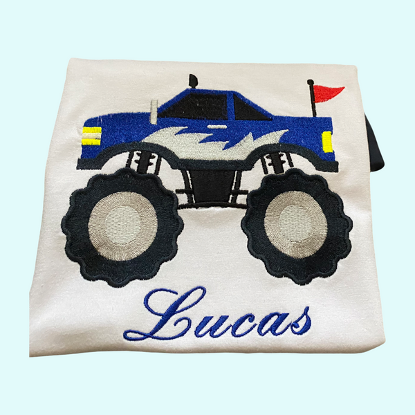 Geborduurd kindershirt met blauwe monster truck. Dit stoere kindershirt is echt voor kinderen die gek zijn op monster trucks. Het shirt kan worden gepersonaliseerd waardoor het ook nog eens een uniek cadeau wordt. Verkrijgbaar met rode of blauwe mouwen