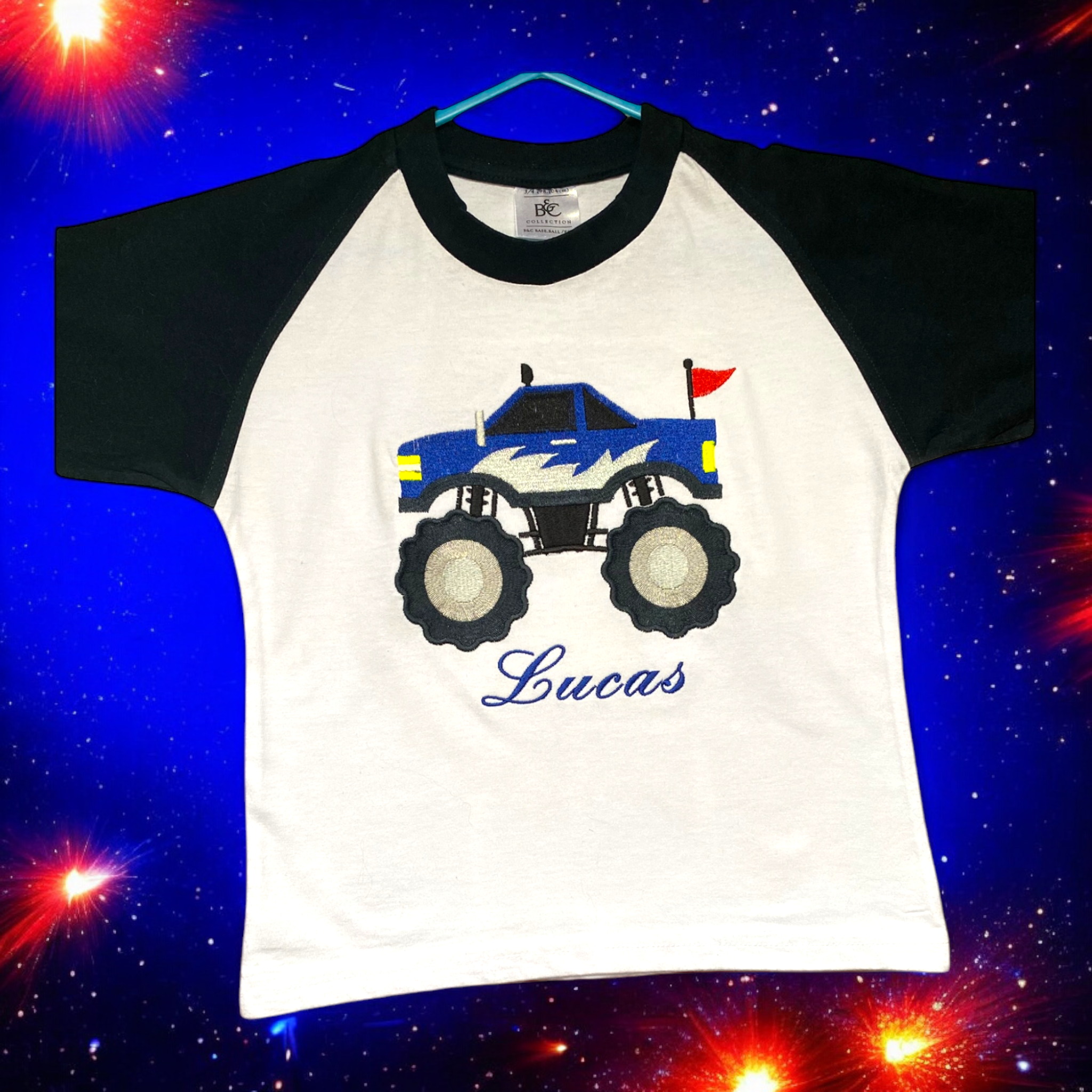 Geborduurd kindershirt met blauwe monster truck. Dit stoere kindershirt is echt voor kinderen die gek zijn op monster trucks. Het shirt kan worden gepersonaliseerd waardoor het ook nog eens een uniek cadeau wordt. Verkrijgbaar met rode of blauwe mouwen