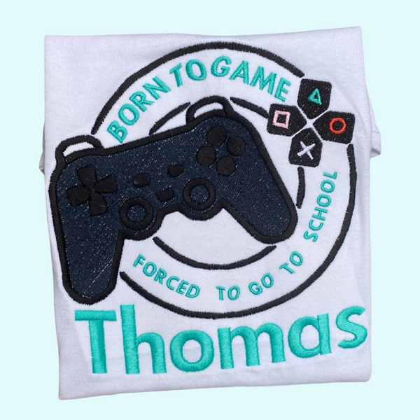 Kindershirt voor een echte gamer. Wordt geborduurd met naam van het kind. Een leuk shirt voor dagelijks aan te trekken naar school. 