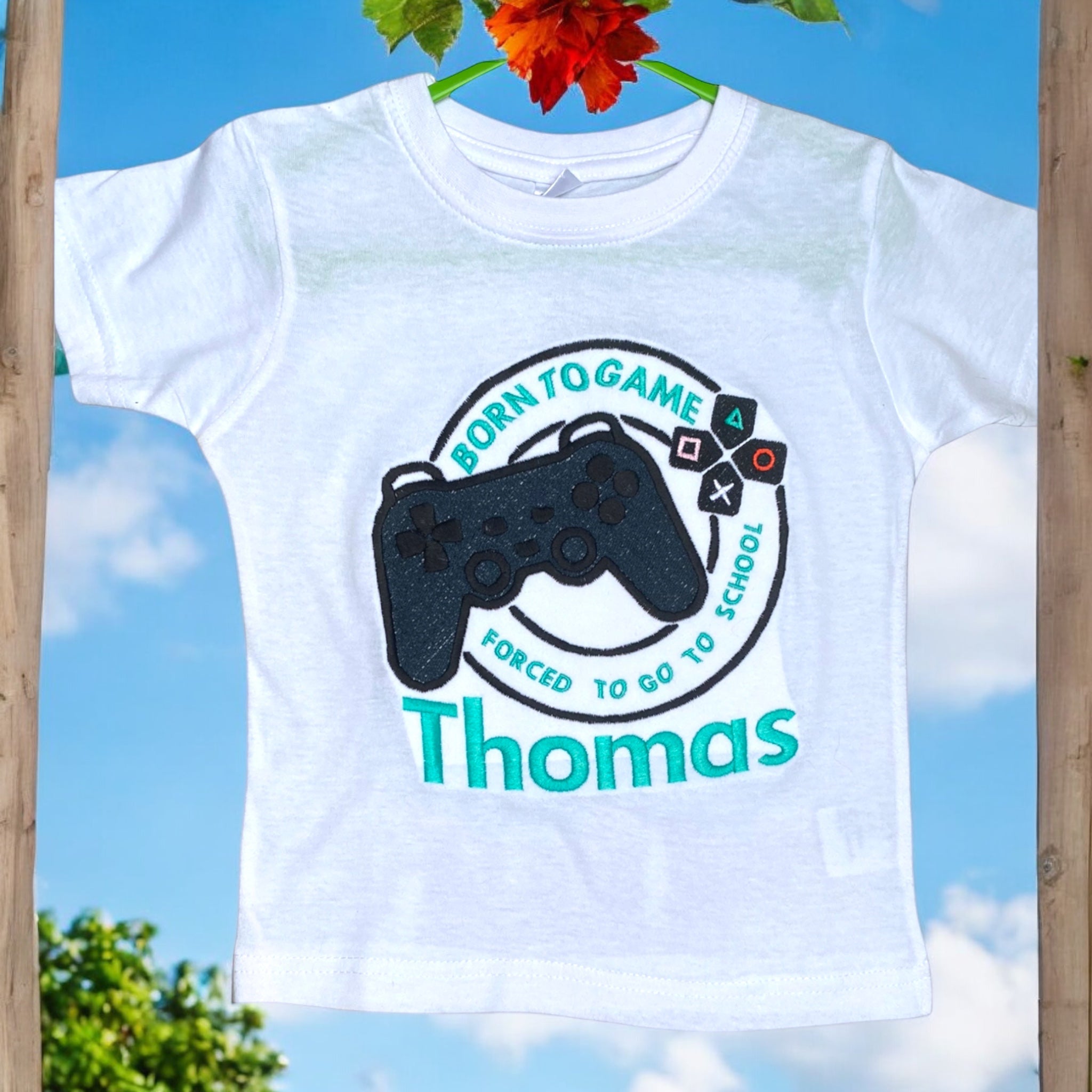 Kindershirt voor een echte gamer. Wordt geborduurd met naam van het kind. Een leuk shirt voor dagelijks aan te trekken naar school. 