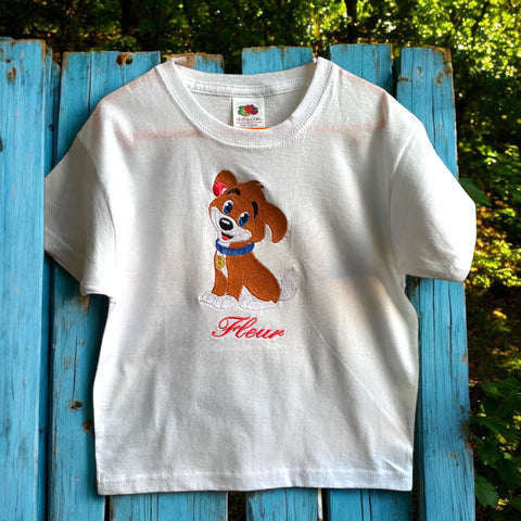 Een geborduurd kindershirt met een lief hondje. Het shirt kan worden gepersonaliseerd. Hierdoor heeft u een uniek shirt voor uw kindje.