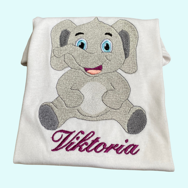 Een kindershirt met een grote grijze, geborduurde olifant.Door het shirt te personaliseren krijgt u een uniek shirt. De shirts zijn verkrijgbaar vanaf maat 56 in zwart en wit met korte en lange mouwen.