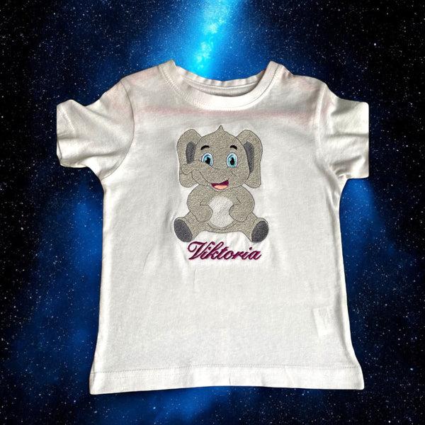 Een kindershirt met een grote grijze, geborduurde olifant.Door het shirt te personaliseren krijgt u een uniek shirt. De shirts zijn verkrijgbaar vanaf maat 56 in zwart en wit met korte en lange mouwen.