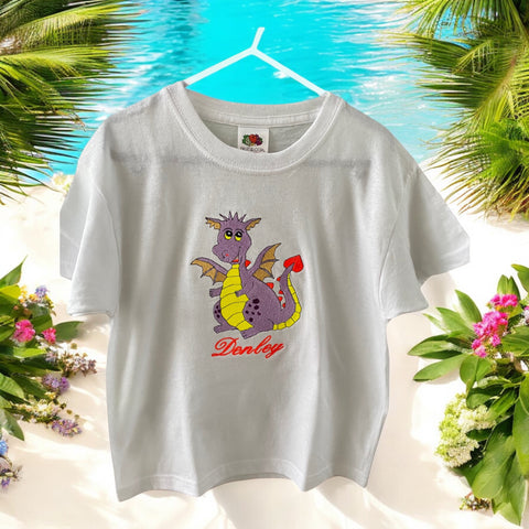 Gepersonaliseerd en geborduurd kindershirt met een lieve paarse draak. De naam wordt onder de draak geborduurd. Echt een leuk shirt voor een kind dat in de drakenperiode zit.