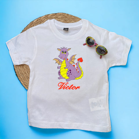 Gepersonaliseerd en geborduurd kindershirt met een lieve paarse draak. De naam wordt onder de draak geborduurd. Echt een leuk shirt voor een kind dat in de drakenperiode zit.