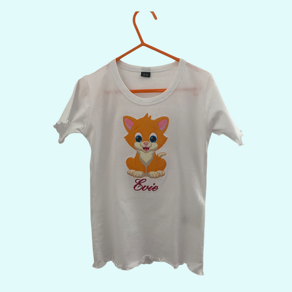 Is uw (klein-)kind gek van katten? Dan is dit leuke shirtje met geborduurde poes wellicht voor u. Door het shirt te voorzien van uw kinds naam heeft u echt een origineel shit wat uw zoon of dochter met veel plezier zal aantrekken.