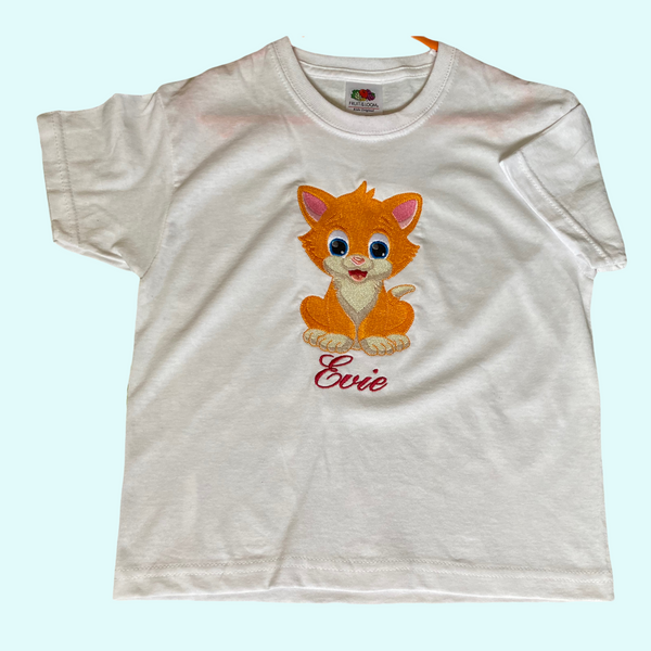 Is uw (klein-)kind gek van katten? Dan is dit leuke shirtje met geborduurde poes wellicht voor u. Door het shirt te voorzien van uw kinds naam heeft u echt een origineel shit wat uw zoon of dochter met veel plezier zal aantrekken.