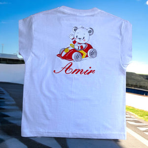 Een uniek gepersonaliseerd kindershirt met een geborduurd wit beertje in een rode race auto. Leuk voor kinderen die gek op (race-) auto's zijn. Uw kind zal zich zeer speciaal voelen in dit gepersonaliseerde shirt.