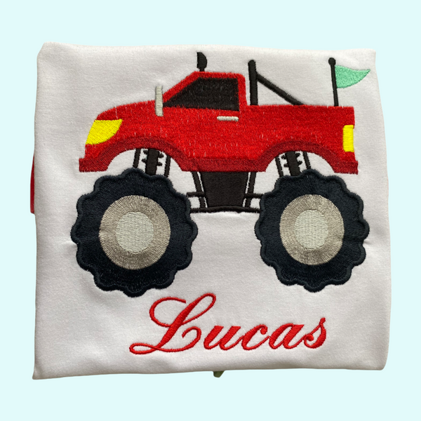 Geborduurd en gepersonaliseerd kindershirt met rode monster truck. Dit stoere kindershirt is echt voor jongens en meisjes die gek zijn op monster trucks. Het shirt kan worden gepersonaliseerd waardoor het ook nog eens een uniek cadeau wordt. Verkrijgbaar met rode of blauwe mouwen.