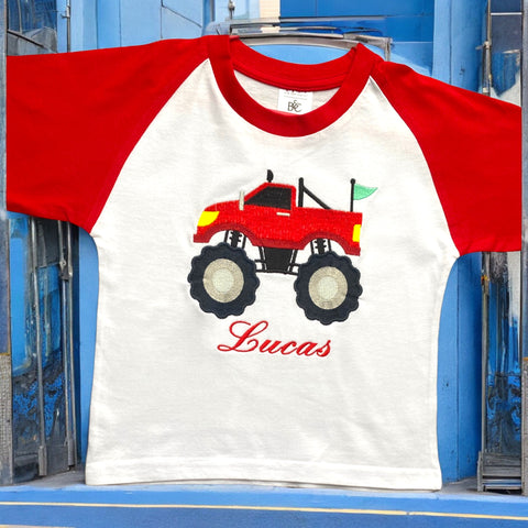 Geborduurd en gepersonaliseerd kindershirt met rode monster truck. Dit stoere kindershirt is echt voor jongens en meisjes die gek zijn op monster trucks. Het shirt kan worden gepersonaliseerd waardoor het ook nog eens een uniek cadeau wordt. Verkrijgbaar met rode of blauwe mouwen.