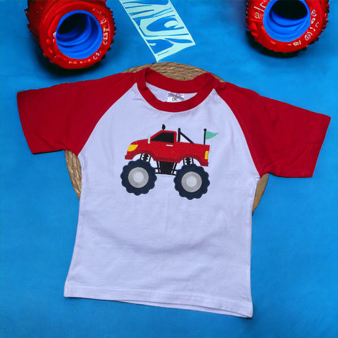 Geborduurd kindershirt met rode monster truck. Dit stoere kindershirt is echt voor kinderen die gek zijn op monster trucks. Het shirt kan worden gepersonaliseerd waardoor het ook nog eens een uniek cadeau wordt. Verkrijgbaar met rode of blauwe mouwen