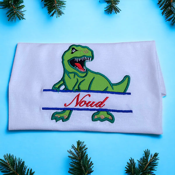 Geborduurd kindershirt met T-rex dinosaurus applicatie. De T-rex dino is in 2en gesplitst waardoor de naam van het kind tussen de poten van de dino geborduurd wordt. Echt een uniek gepersonaliseerd kindershirt die niet in de winkel verkrijgbaar is.