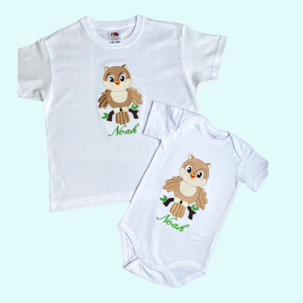 Een kindershirt in zwart of wit met lange of korte mouw. Op het shirt wordt een leuke uil geborduurd. Door het shirt te personaliseren heeft u echt een uniek shirt voor uw kind. 