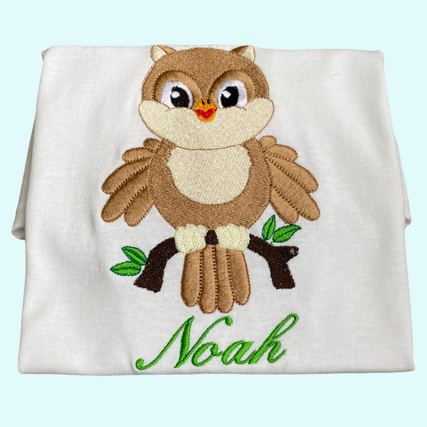 Een kindershirt in zwart of wit met lange of korte mouw. Op het shirt wordt een leuke uil geborduurd. Door het shirt te personaliseren heeft u echt een uniek shirt voor uw kind. 