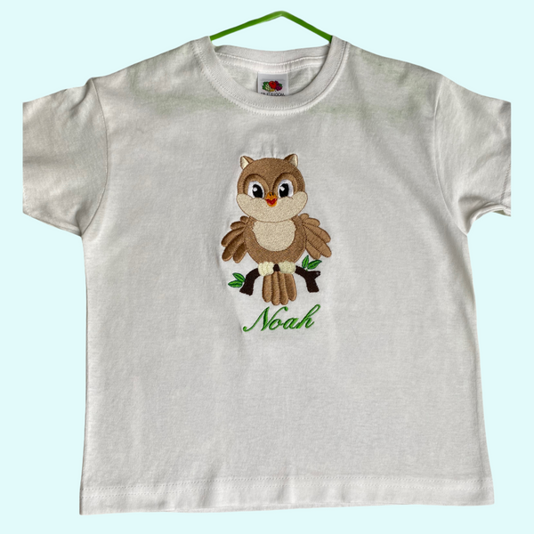 Een kindershirt in zwart of wit met lange of korte mouw. Op het shirt wordt een leuke uil geborduurd. Door het shirt te personaliseren heeft u echt een uniek shirt voor uw kind. 