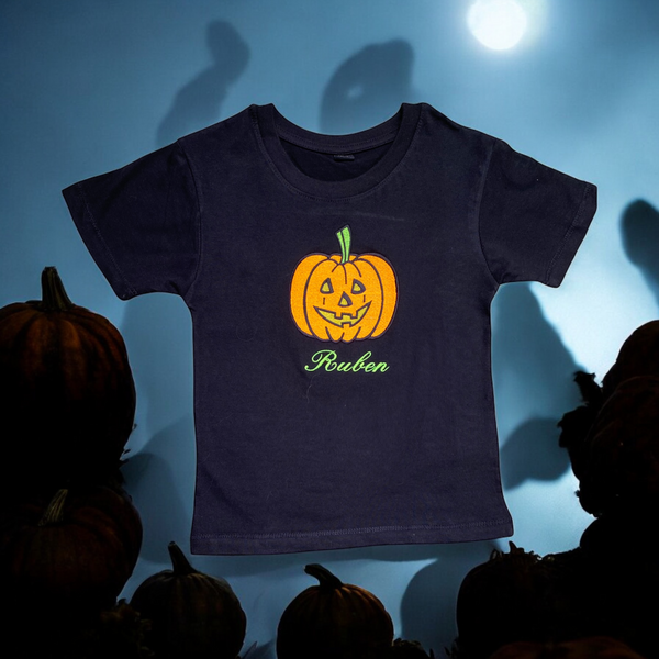 Halloween is een trend die langzaam aan naar Nederland overwaait. Hoe leuk is voor uw kind om dit gepersonaliseerde pompoen shirt aan te trekken? De pompoen is geborduurd met fluoriserend garen.