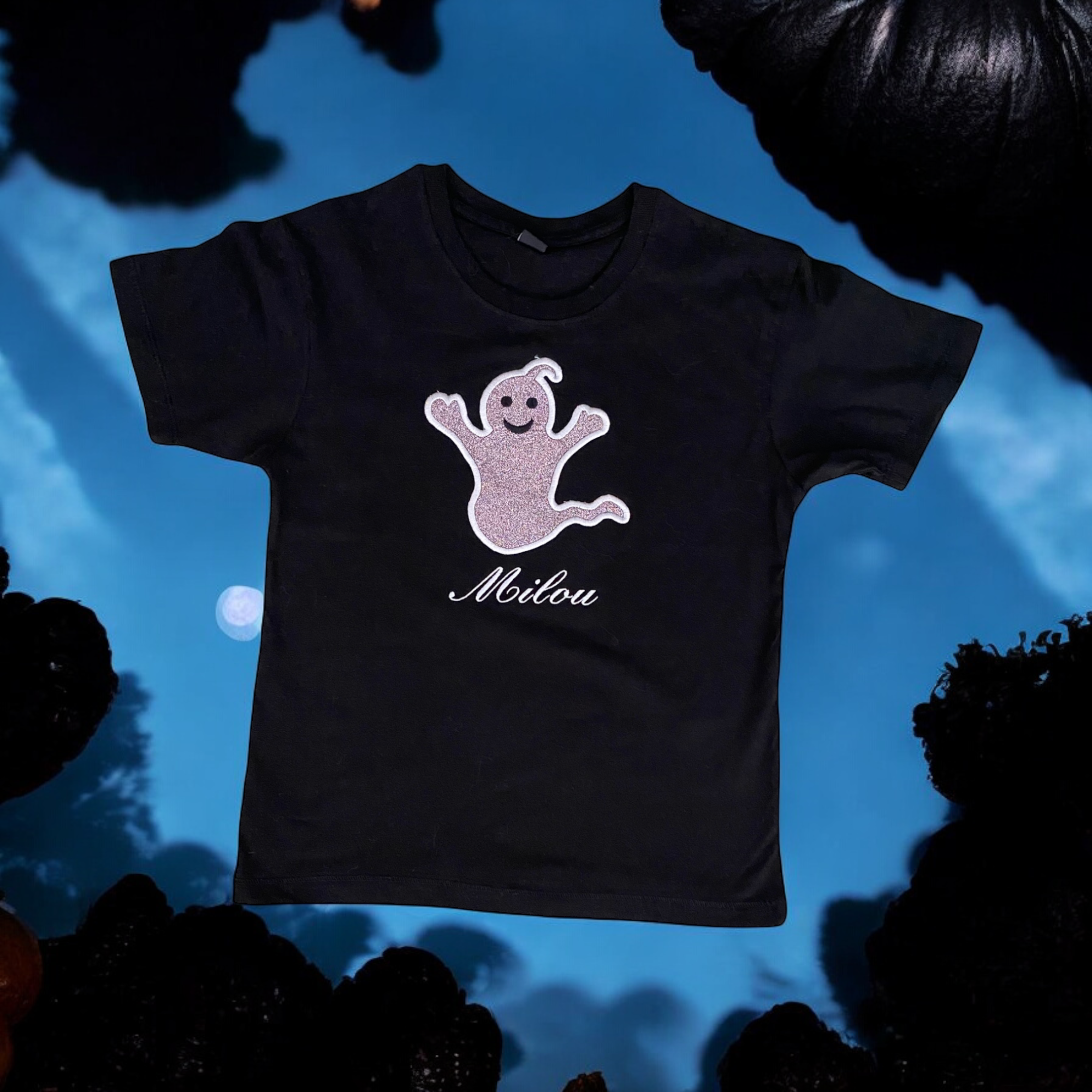 Halloween is een trend die langzaam aan naar Nederland overwaait. Hoe leuk is voor uw kind om dit gepersonaliseerde Spook shirt aan te trekken? Het super lief uitziende spookje is met glitter vinyl op het shirt geborduurd.