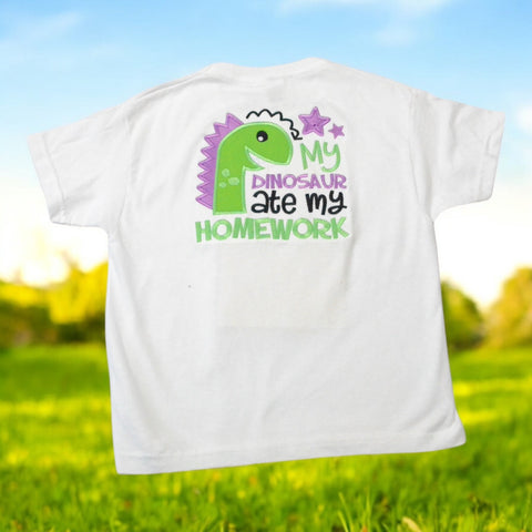 Een super leuk en origineel kindershirt met geborduurde tekst en grappige dinosaurus. De dino heeft het gemaakte huiswerk van uw kind opgegeten. Een grappig kindershirt met leuke tekst.