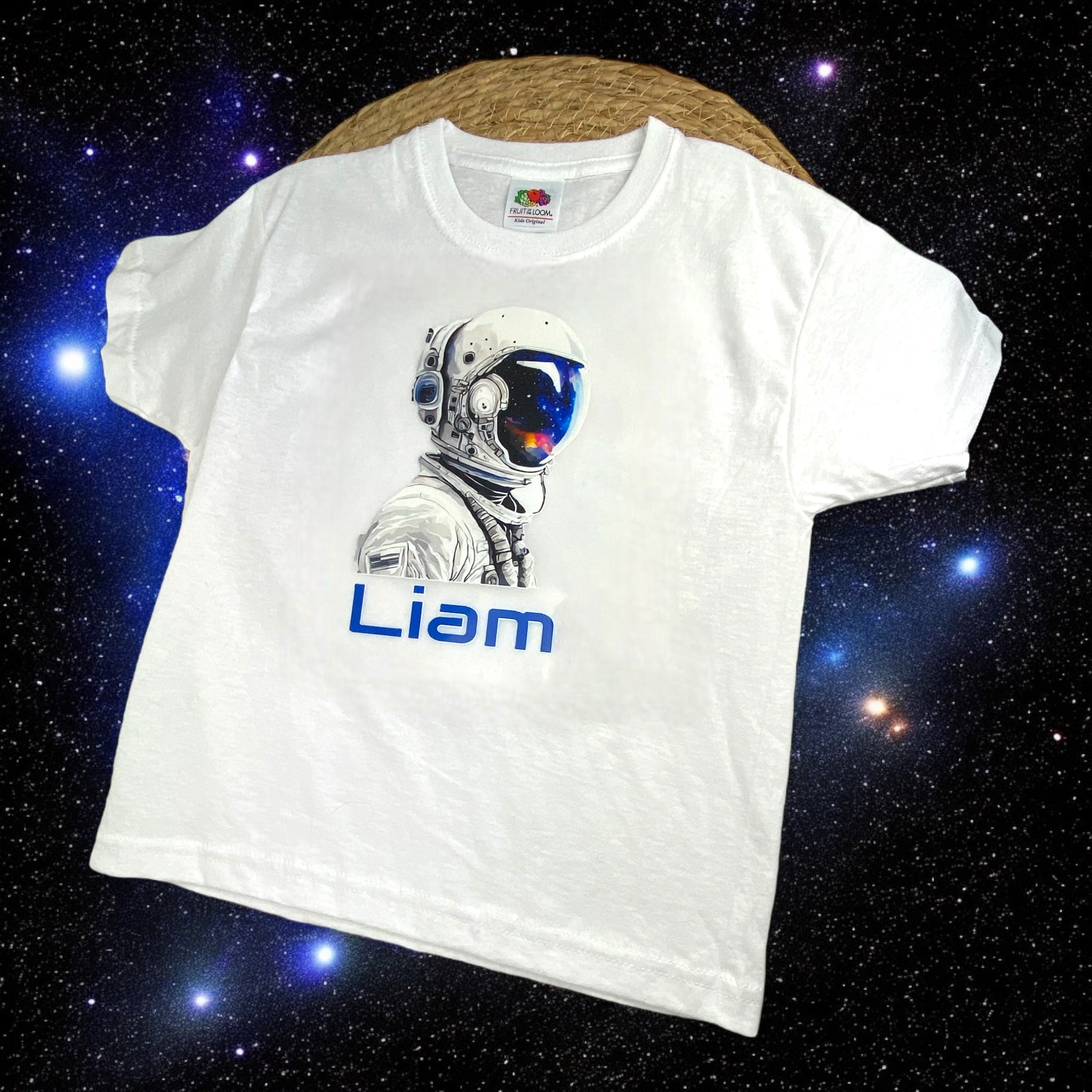 Kindershirt met gedetailleerde astronautenprint en gepersonaliseerde naam, ideaal voor jonge ruimtefans.
