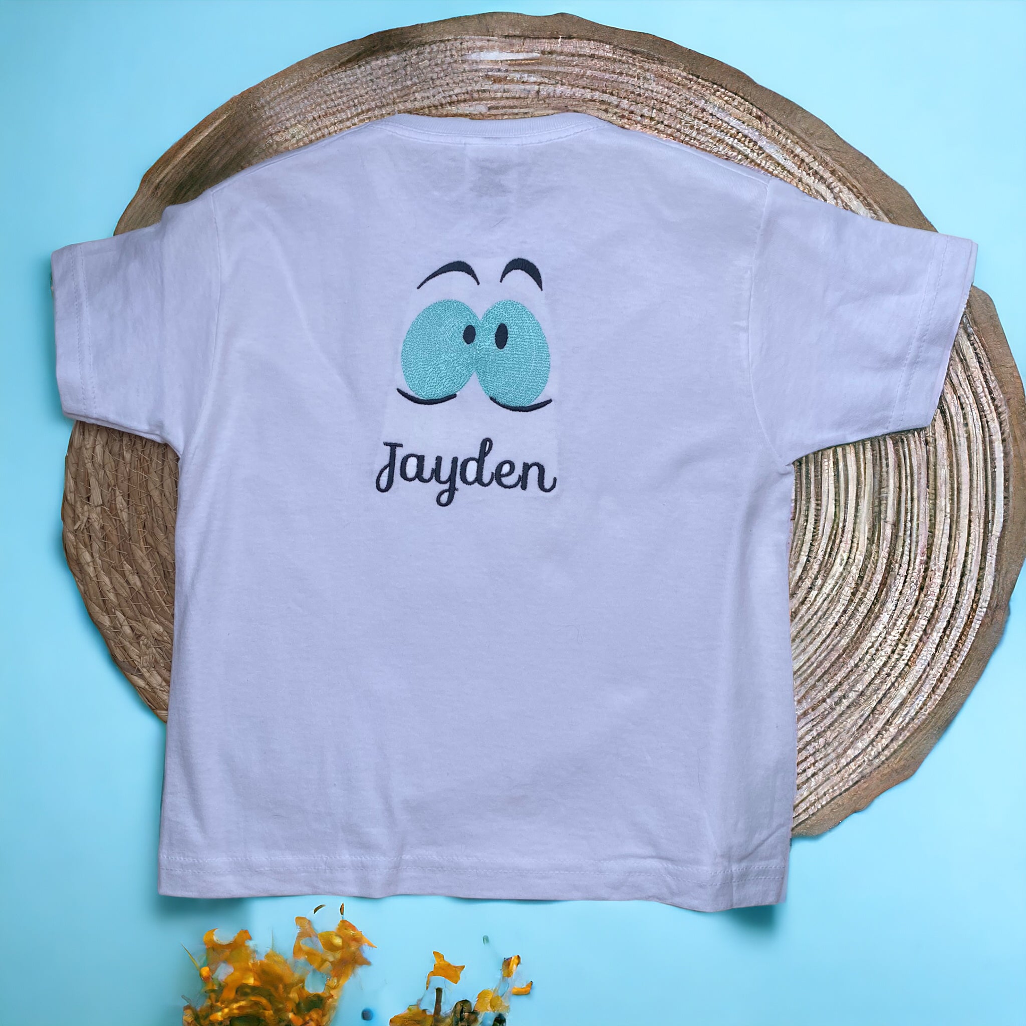 Een leuk geborduurd kindershirt met grappige ogen. U kunt de naam van uw kind erop laten borduren. Hierdoor heeft u een uniek shirt.