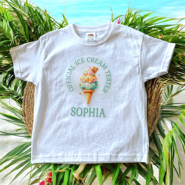 kindershirt met kleurrijk ijsje en de tekst "Official Ice Cream Tester", gepersonaliseerd met een naam.
