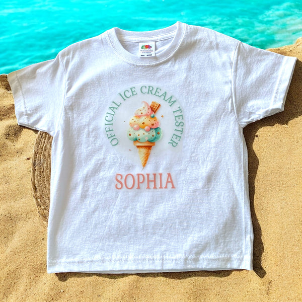 kindershirt met kleurrijk ijsje en de tekst "Official Ice Cream Tester", gepersonaliseerd met een naam.
