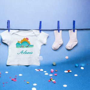 Een leuk gepersonaliseerd  kindershirt met een geborduurde dinosaurus prinses matchend met de broekjes en het rokje. De shirtjes van SaZuDesigns zijn verkrijgbaar in wit en zwart in de maten 56 tm 152.