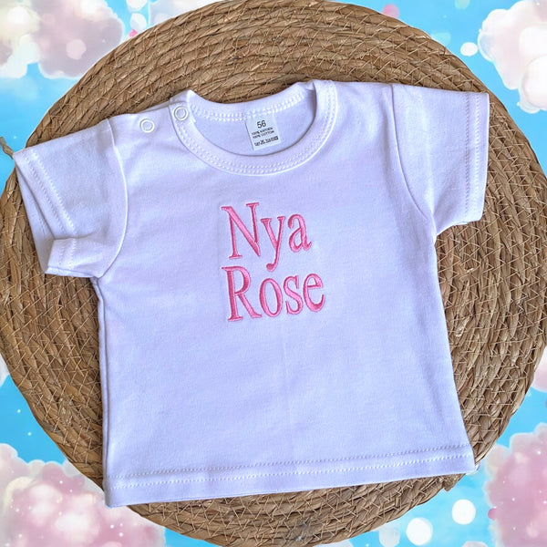 Kindershirt met lichtblauwe geborduurde naam, ideaal als stoer en persoonlijk cadeau.
