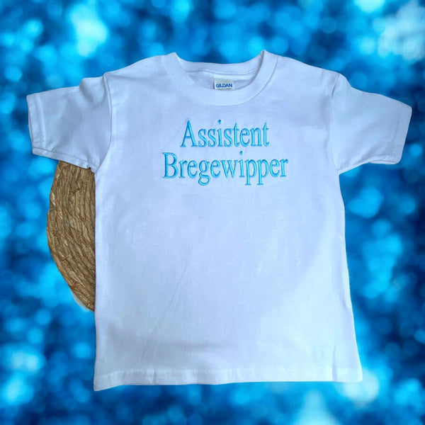 Kindershirt met lichtblauwe geborduurde naam, ideaal als stoer en persoonlijk cadeau.
