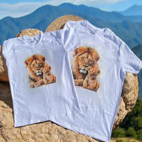 vader- en kindershirts met een print van een leeuw en welp, ideaal als Vaderdagcadeau.
