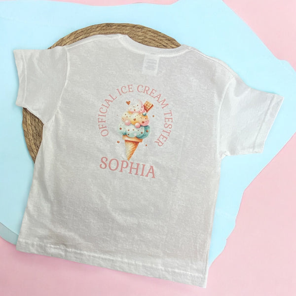 kindershirt met kleurrijk ijsje en de tekst "Official Ice Cream Tester", gepersonaliseerd met een naam.

