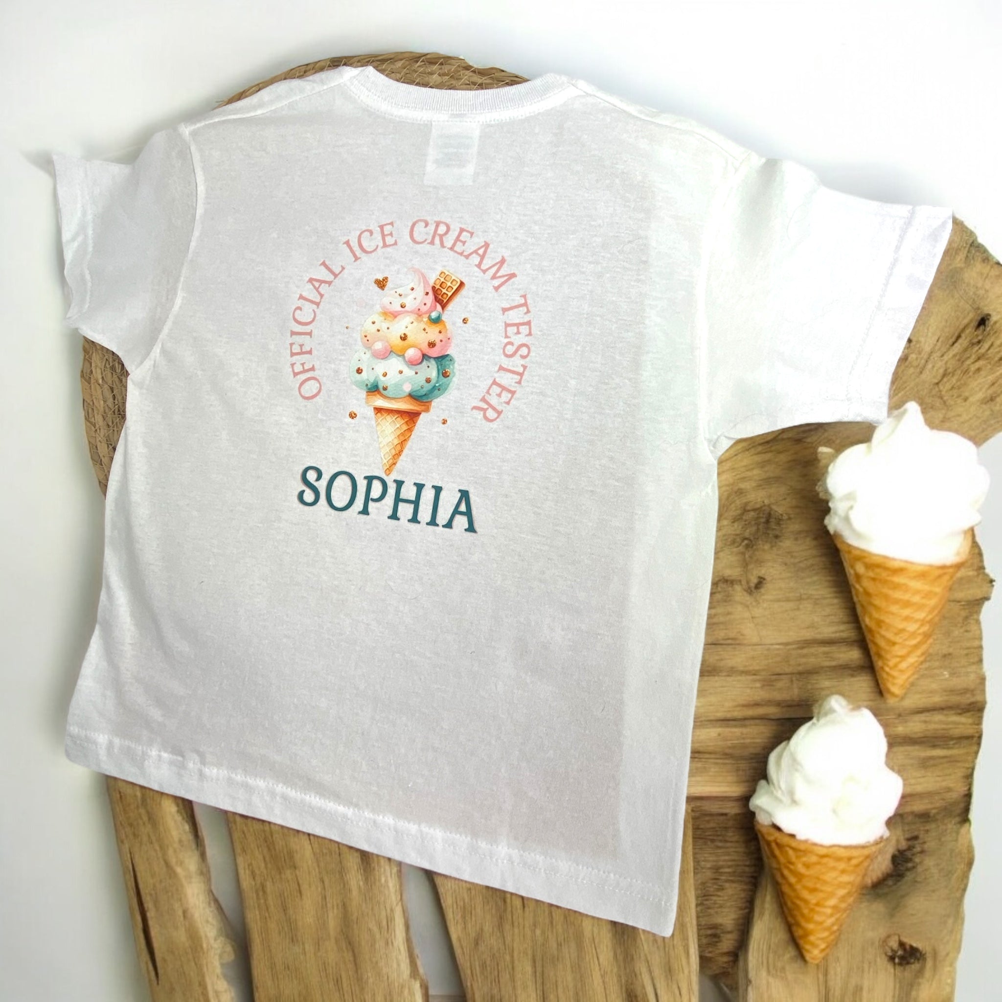 kindershirt met kleurrijk ijsje en de tekst "Official Ice Cream Tester", gepersonaliseerd met een naam.
