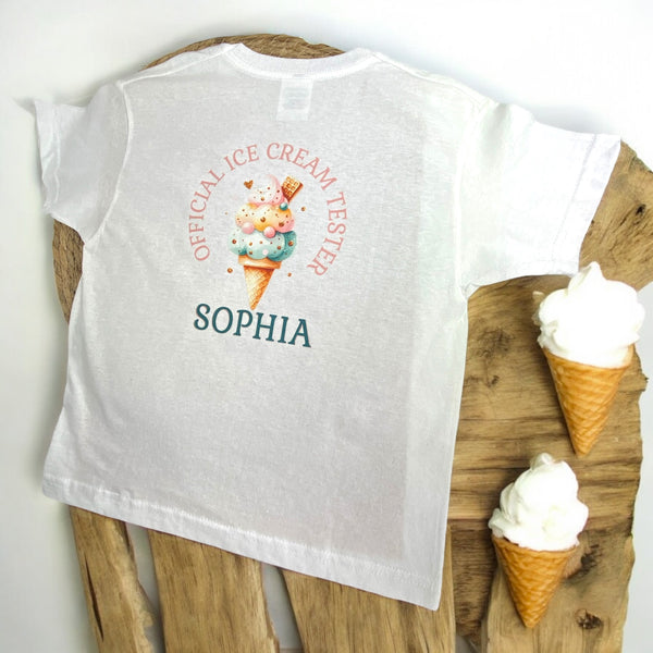 kindershirt met kleurrijk ijsje en de tekst "Official Ice Cream Tester", gepersonaliseerd met een naam.

